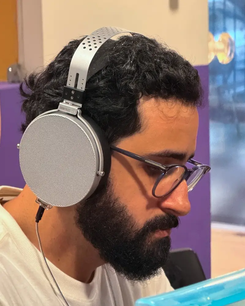 Participante ouvindo um headphone com atenção