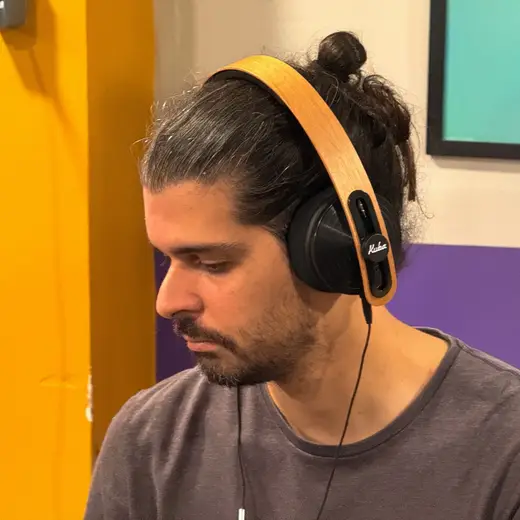 Participantes testando fones e IEMs num encontro anterior