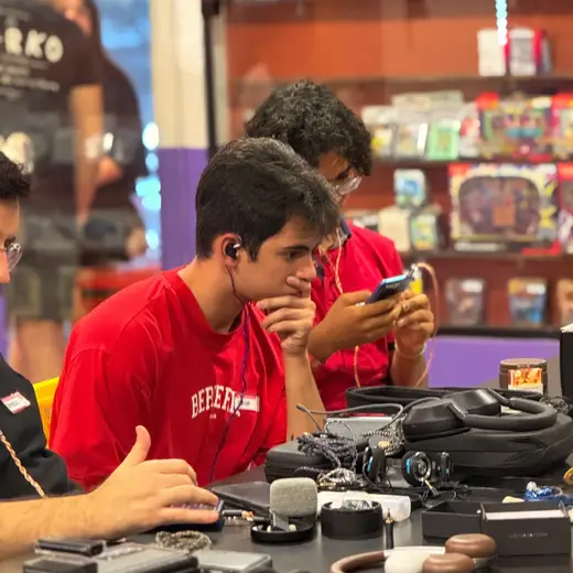 Participantes testando fones e IEMs num encontro anterior