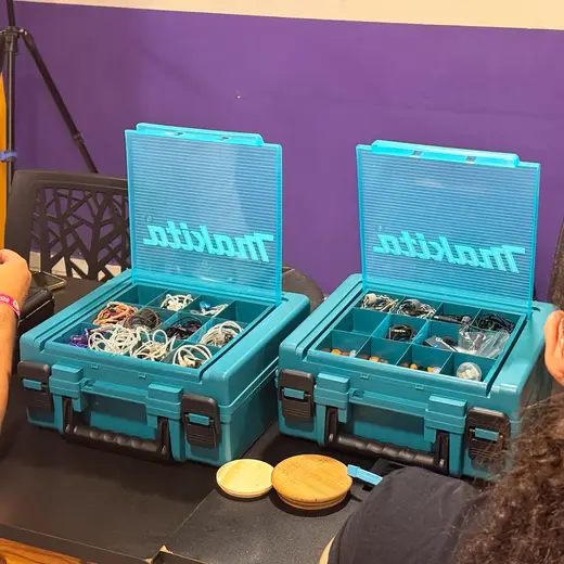 Participantes testando fones e IEMs num encontro anterior