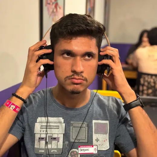 Participantes testando fones e IEMs num encontro anterior