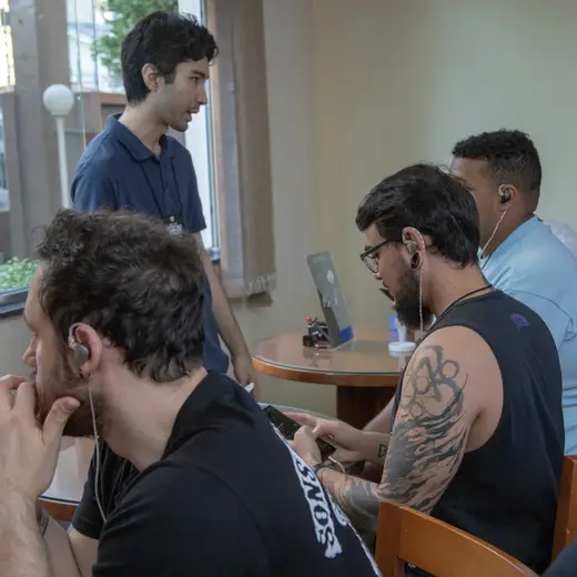 Participantes testando fones e IEMs num encontro anterior