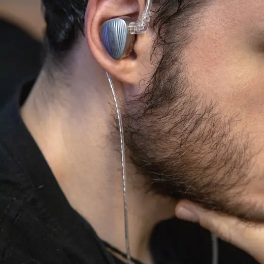 Participantes testando fones e IEMs num encontro anterior